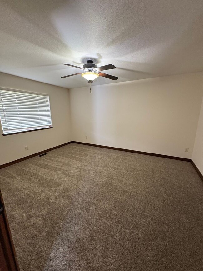 Building Photo - 588 Blue Karner Dr