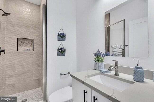 Building Photo - 1103 Fern St NW