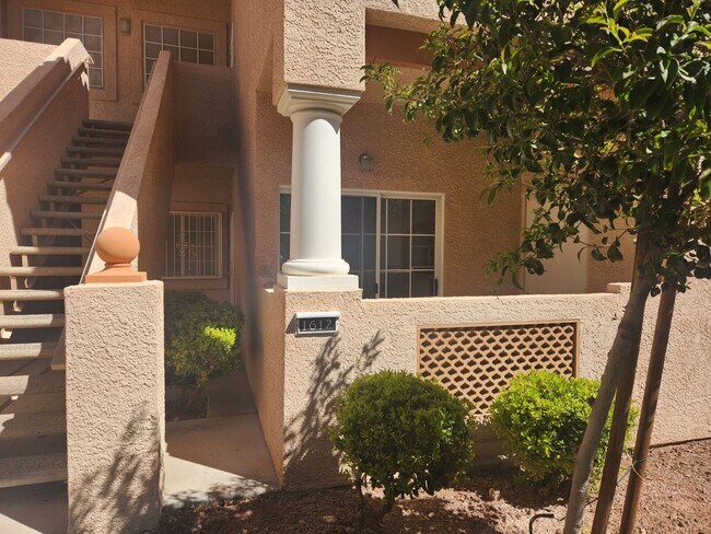 Building Photo - Fabulous First Floor Condo!
