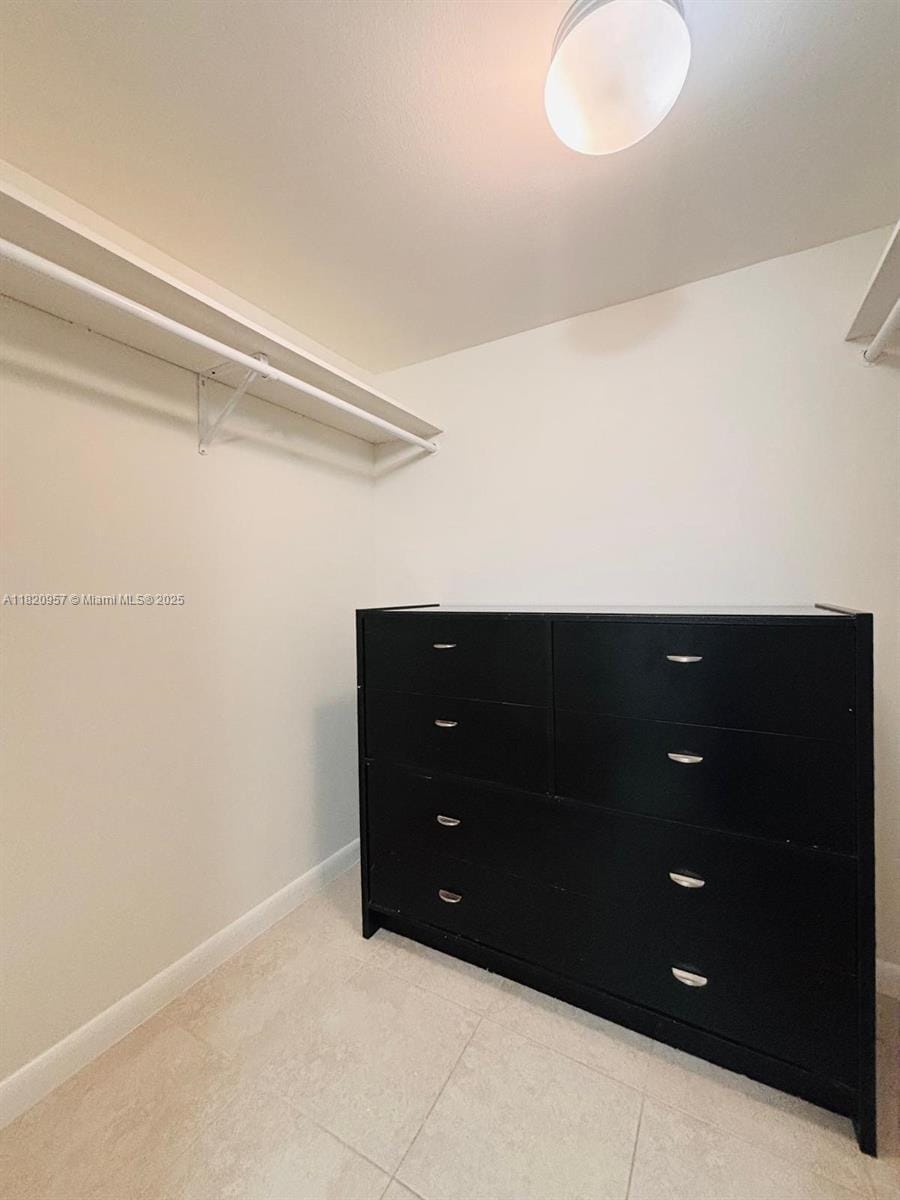 Building Photo - 3101 N Country Club Dr