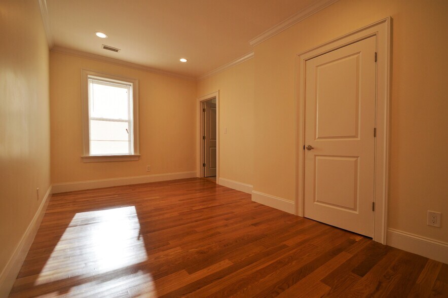 Building Photo - 74 Browne St