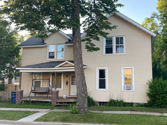 Building Photo - 630 Chicago Ave