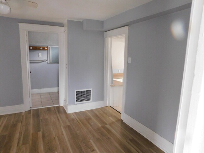 Building Photo - Private Entry Upper Level of Duplex