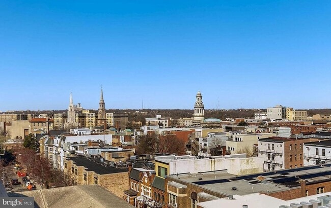 Building Photo - Modern 3 Bed 2 bath condo WITH 2 PARKING S...