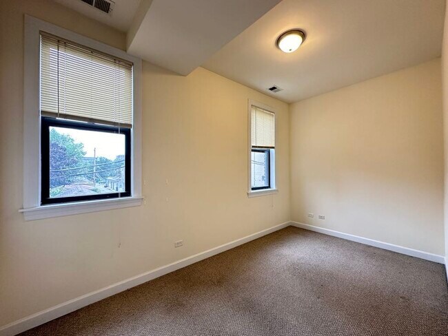 Building Photo - 4715 N Sheridan Rd