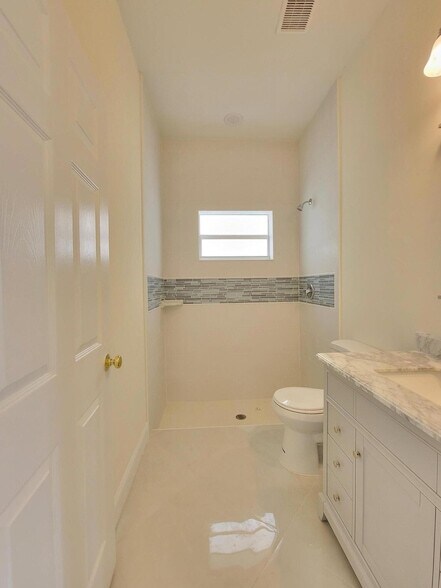 Building Photo - 4649 Lillian Ave