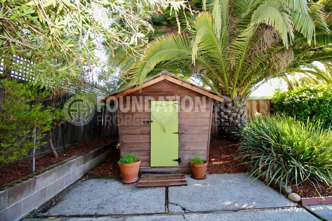 Building Photo - Charming 3 bed, 2 bath home nestled on a l...