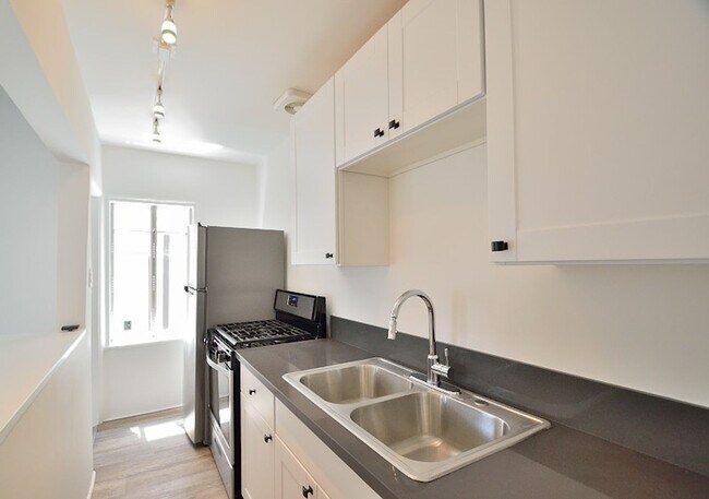 Building Photo - j421