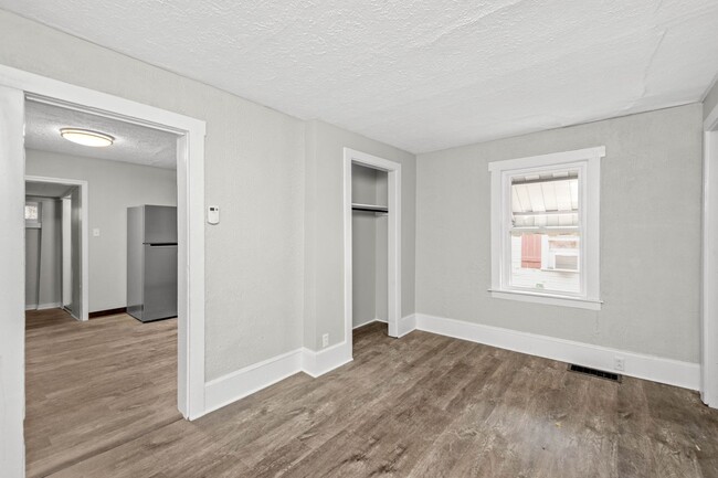 Building Photo - AVAILABLE ON MAY 1!! GORGEOUS 1 BEDROOM HO...