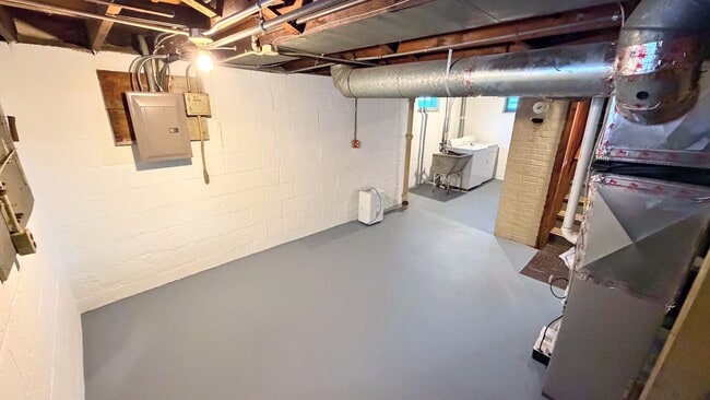 Building Photo - Charming 2BR Home with Yard and Garage in Northeast