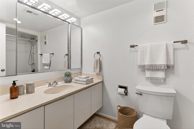 Building Photo - 5903 Mt Eagle Dr