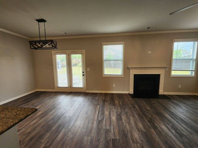 Building Photo - 5 Bedroom 3 Bath 2 Car Garage in Forsyth C...