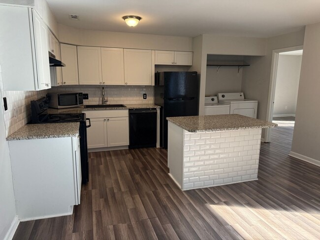 Building Photo - RARE - Finley Forest Gem in Chapel Hill - 2 Bedrooms – Available Aug 10!