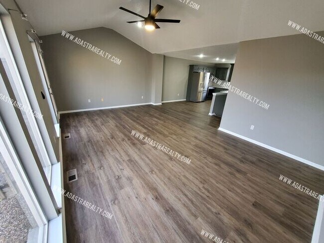 Building Photo - Gorgeous Modern Shawnee Townhome!! So much...
