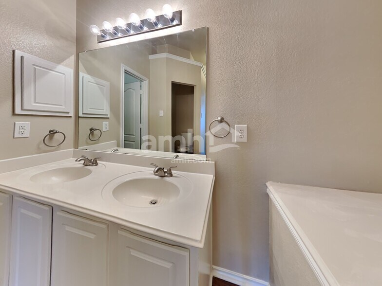 Building Photo - 2703 Pleasant Hill Rd