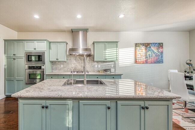 Building Photo - Spacious Home on Oversized Lot with Pool and Solar!