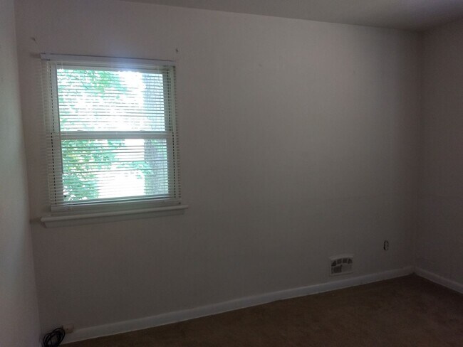 Building Photo - TRI-LEVEL HOME WITH GARAGE AND LARGE FENCE...