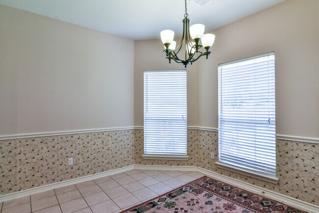 Building Photo - Large Mansfield High Home Centrally Located