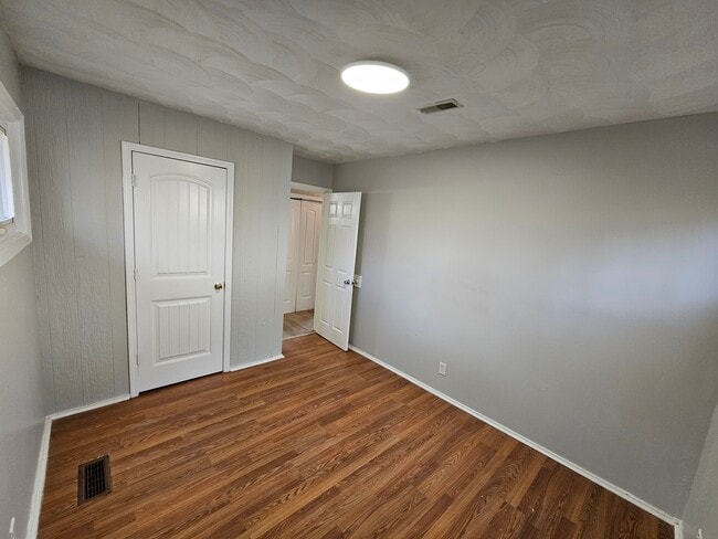 Building Photo - 3 bedroom ranch house FOR RENT