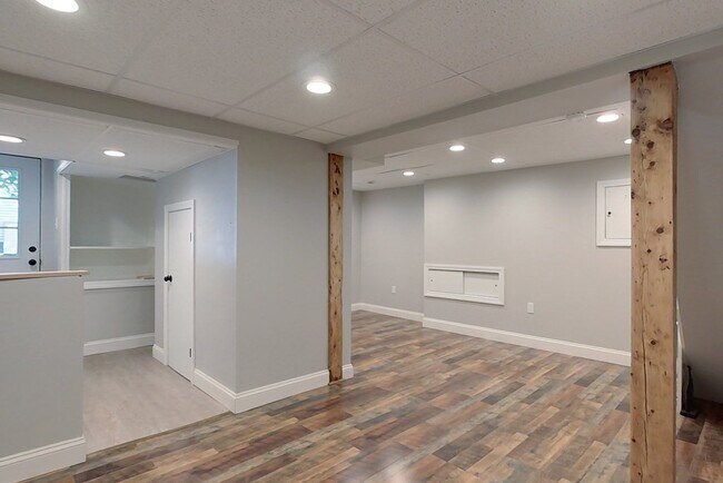 Building Photo - 10-12 Broadway St