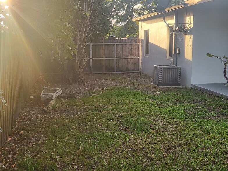 Building Photo - 14721 Pierce St