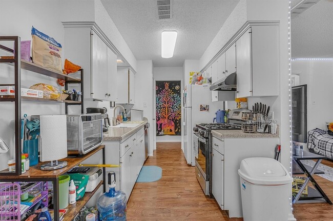 Building Photo - 10102 Woodstock Dr