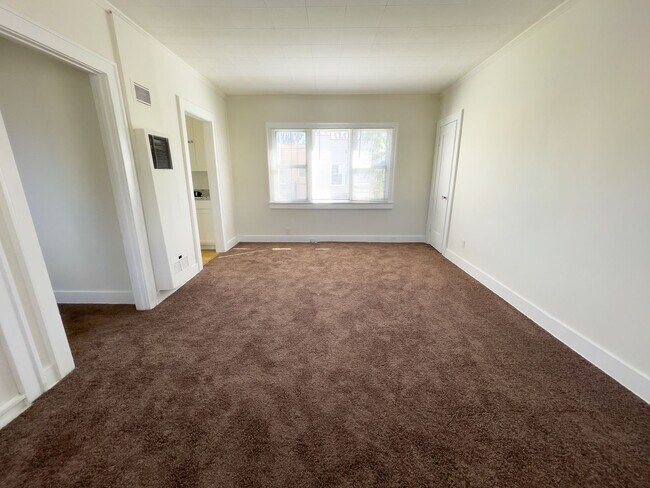 Building Photo - Charming 2nd-Floor 1BR in Alhambra | New Carpet, Granite Counters & Free Laundry!