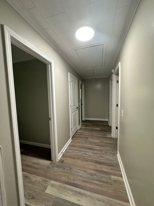 Building Photo - 3 Bed 2 Bath Brick Home with Additional Living Space - Newly Renovated