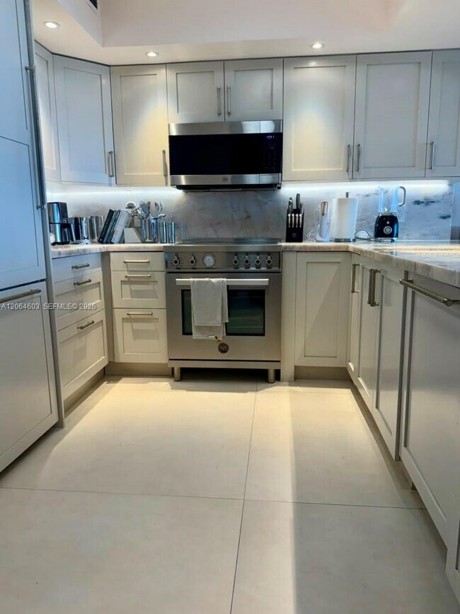 Building Photo - 5600 Collins Ave