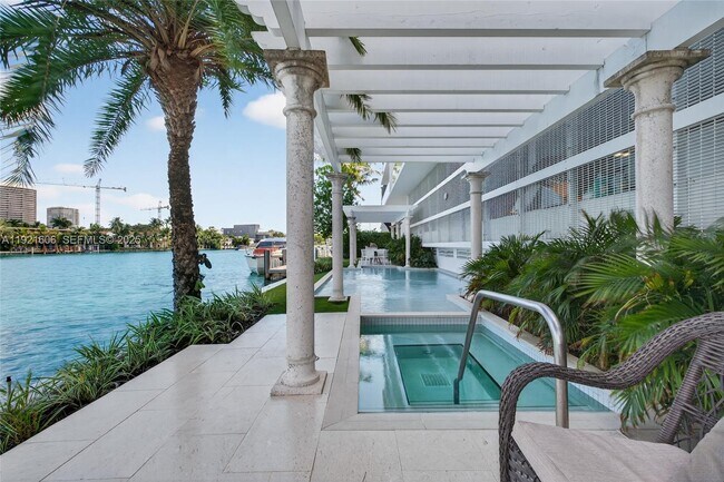 Building Photo - 9821 E Bay Harbor Dr