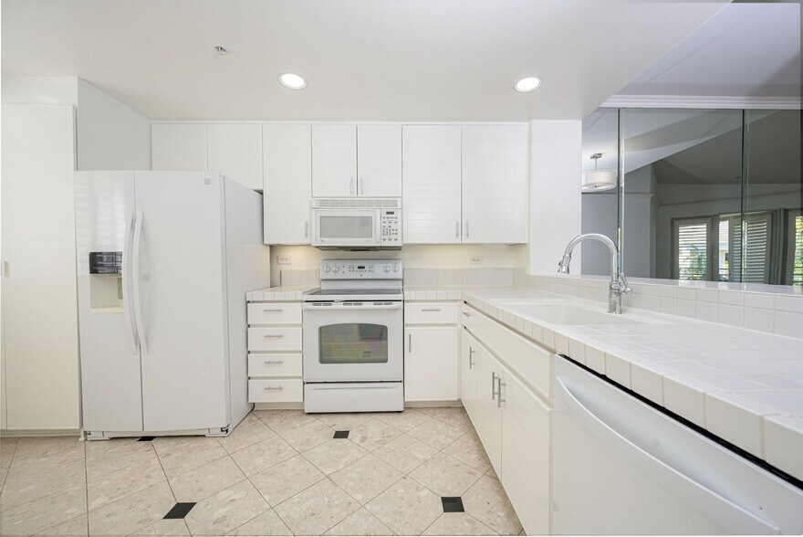 Building Photo - 2243 Martin