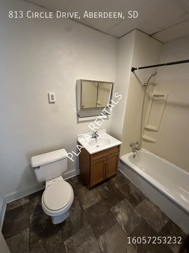 Building Photo - 19 7th Ave SE