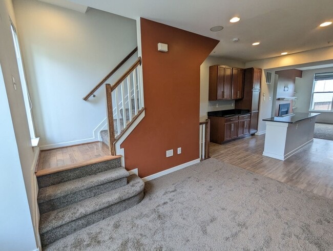Building Photo - Modern 4 level townhouse available for imm...