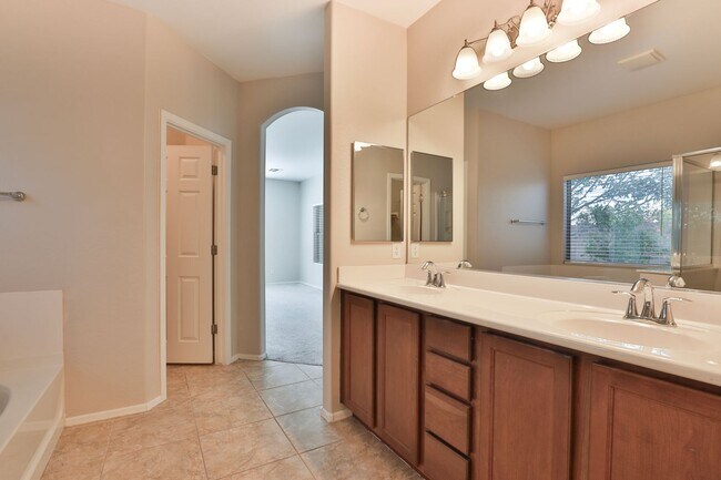Building Photo - **Beautiful Home in Gilbert, AZ**