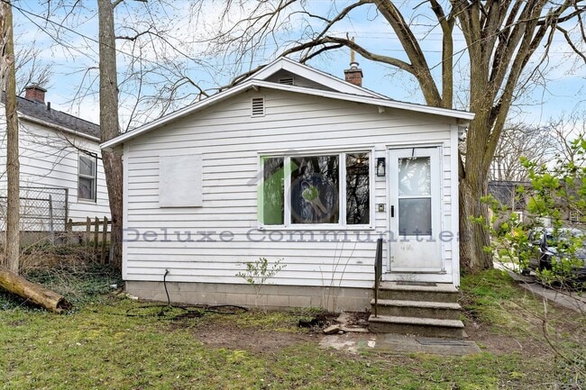 Building Photo - Rare 1-Bedroom Full Home – Big Kitchen, Ha...