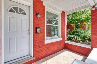 Building Photo - Fully Renovated 3 Bedroom, 1 Bathroom Townhouse
