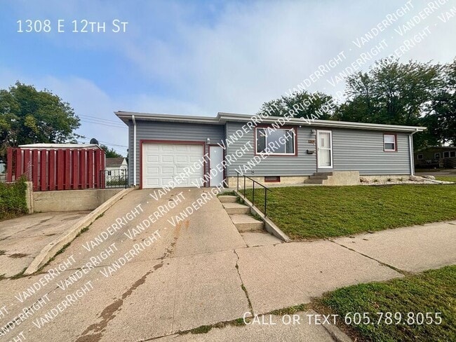 Building Photo - 1308 E 12th St