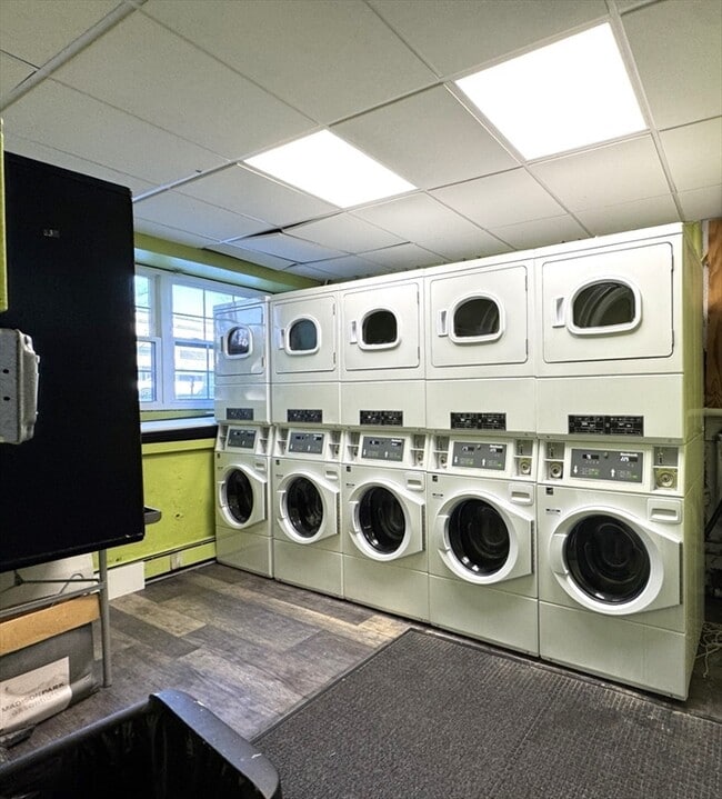 Building Photo - 625 Main St