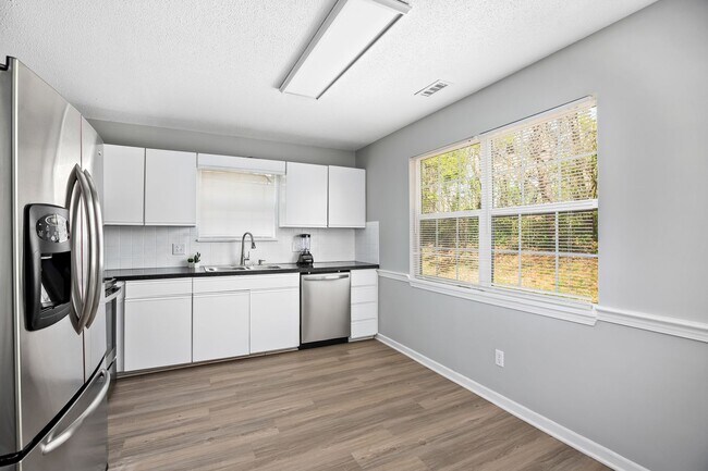 Building Photo - Spacious 3 bed 2 Bathroom House in Peace Haven Rd Winston-Salem