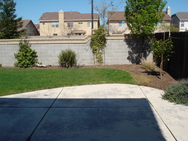 Building Photo - NICE 2-STORY HOME IN GATED COMMUNITY!