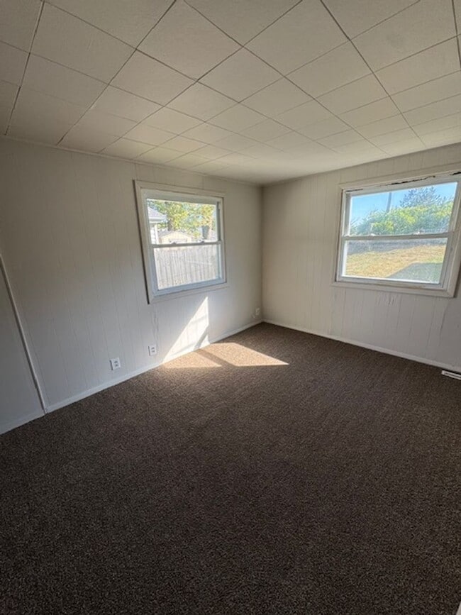 Building Photo - 2217 Shadybrook Dr