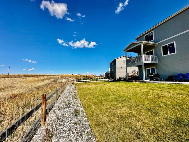 Building Photo - "Experience Spacious Living: 5-Bed, 3-Bath...