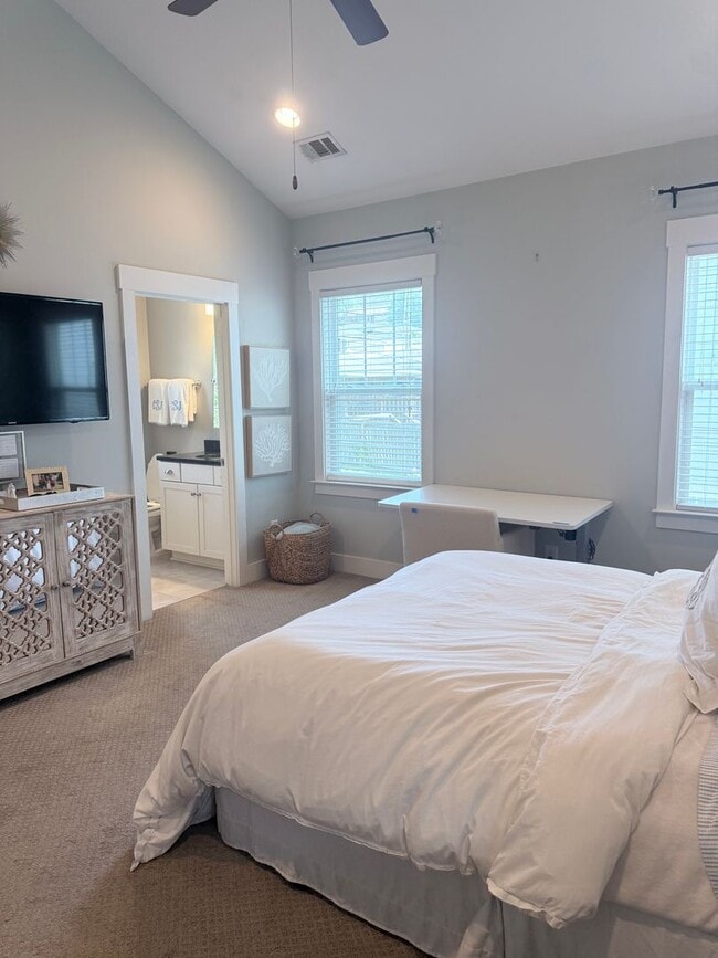 Building Photo - 3 bedroom/3 bath in The Nations!