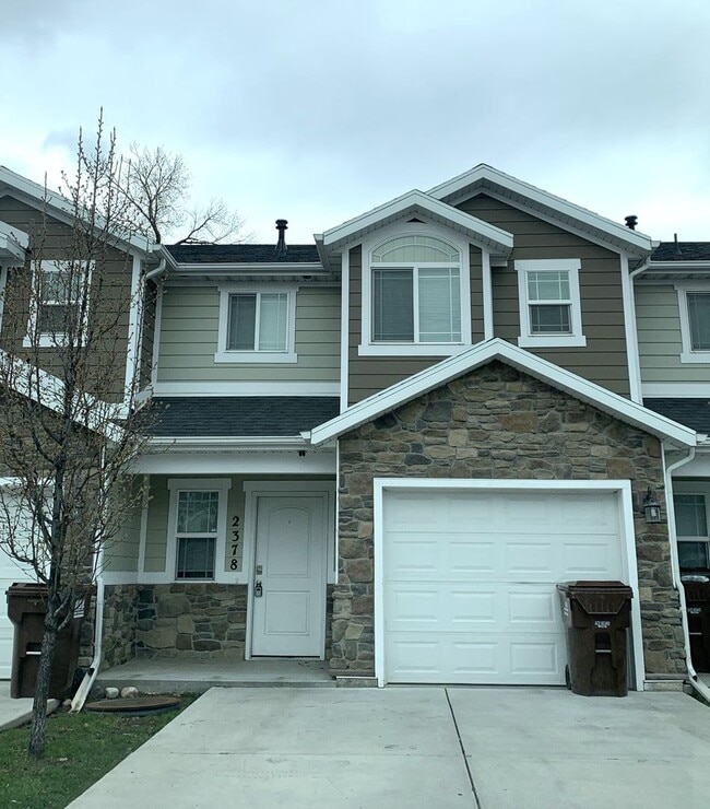Building Photo - 3 Bed 2.5 Bath Townhome for Rent in West Haven | Modern Living + HOA Amenities