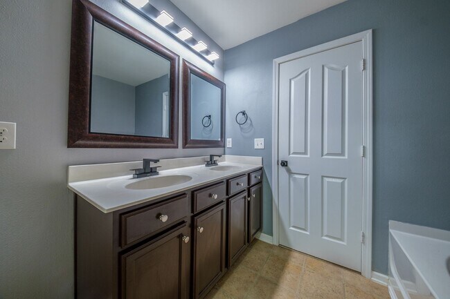 Building Photo - 1301 Waldridge Ct