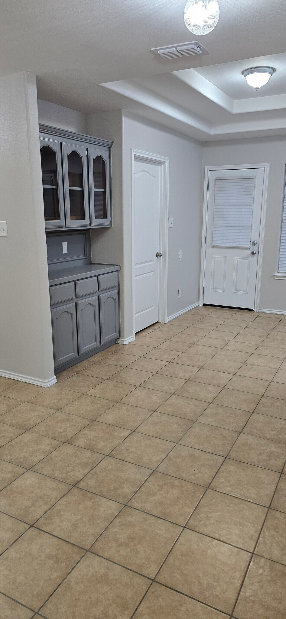 Building Photo - 1802 Bronze