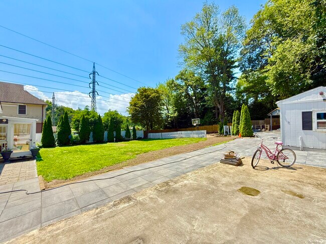 Building Photo - 3 Turnabout Ln