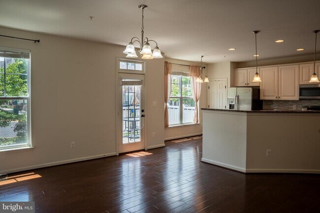 Building Photo - 42243 Canary Grass Square