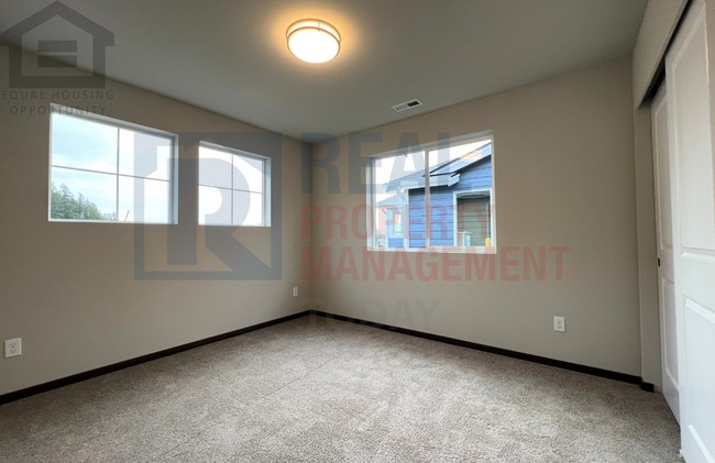 Building Photo - Stunning 5 Bedroom! Great Location!