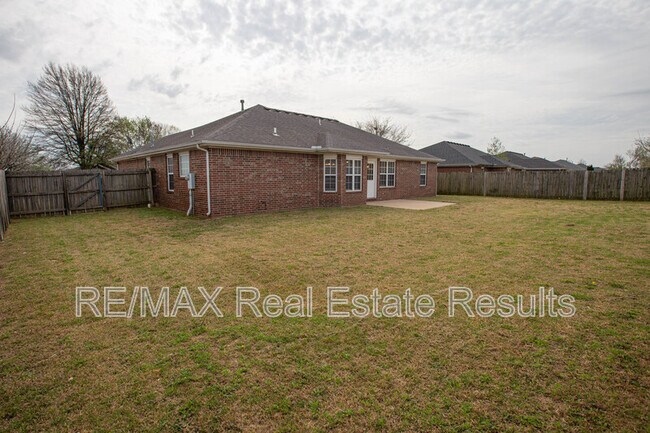 Building Photo - 1902 SW Fremont Rd